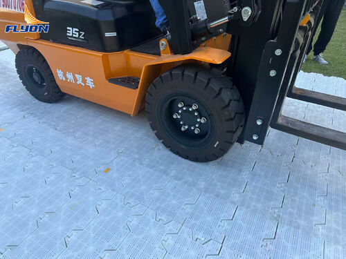 Tin tức công ty mới nhất về Flyon thể thao chứng minh sức mạnh không thể sánh được trong bảo vệ cỏ sàn thử nghiệm tải