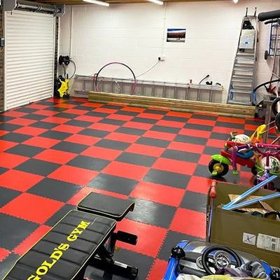 Giá tốt Fireproof Recycled Rubber Flooring Tiles With Composite Layer Anti Wear Surface trực tuyến