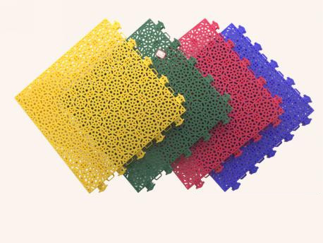 Giá tốt Lớp gạch polypropylene copolymer PP tác động cao sàn thể thao cho sân chơi trong nhà ngoài trời trực tuyến