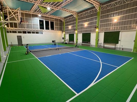 Giá tốt Hệ thống sàn thể thao gạch PP màu xanh đỏ cho sân ngoài trời trong nhà trực tuyến