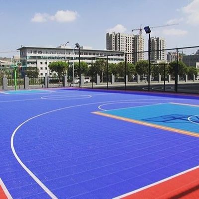 Giá tốt Sàn thể thao gạch PP màu tùy chỉnh cho sân thể thao ngoài trời trực tuyến
