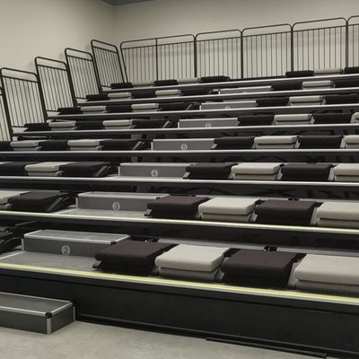 Vật liệu PP Chất tẩy trắng có thể thu vào Chỗ ngồi gấp phía sau cho phòng họp Studio