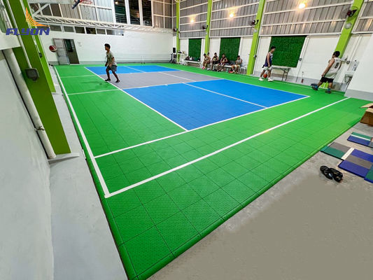 Giá tốt Sàn thể thao gạch PP chống va chạm màu đỏ / xanh dương / xanh lá cây cho sân trong nhà / ngoài trời trực tuyến